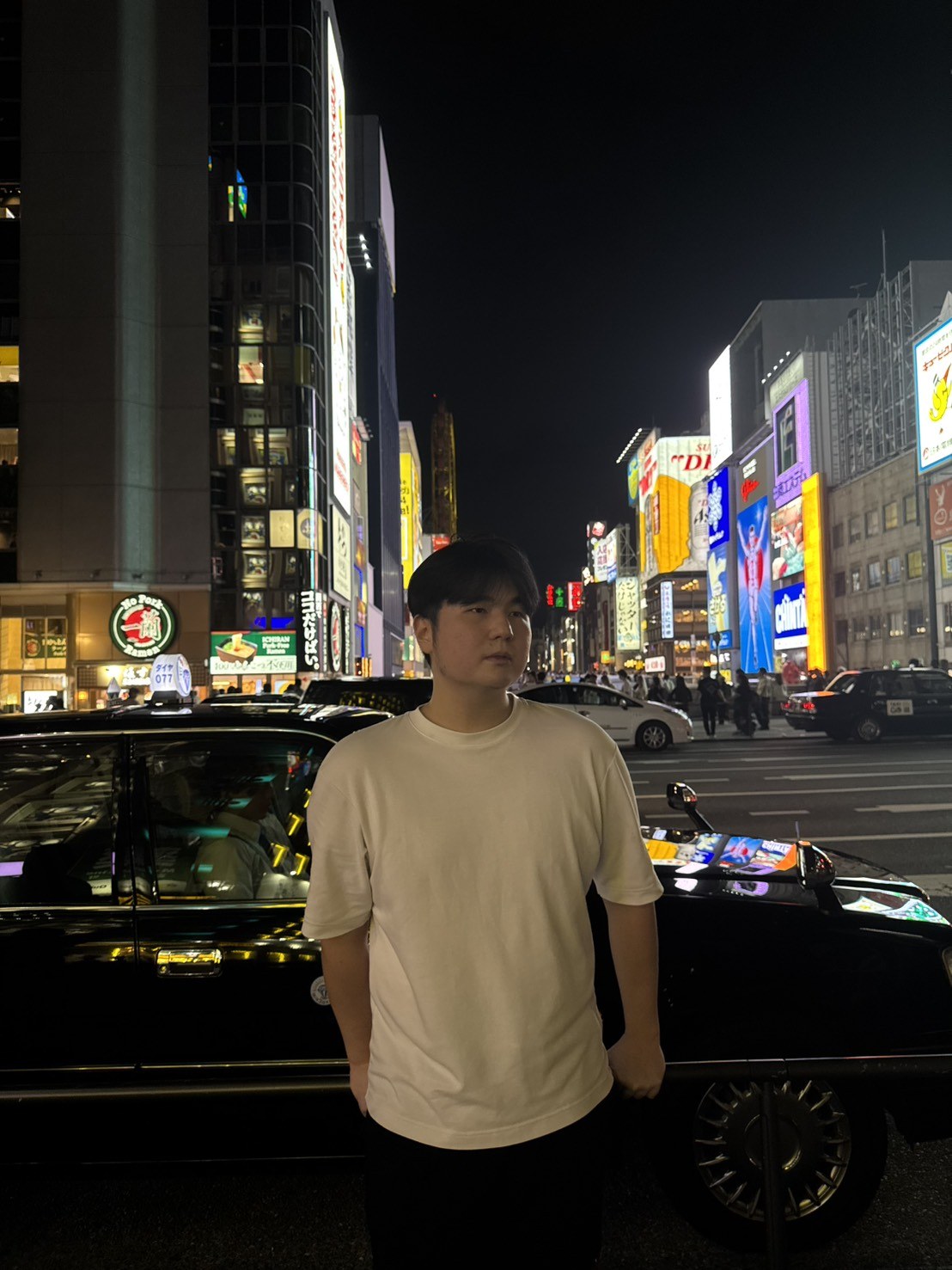 胡元錩在夜間街景中的照片